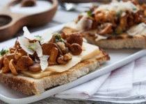 Zdjęcie - Rustykalne grzanki z serem i kurkami - Przepisy kulinarne ze zdjęciami