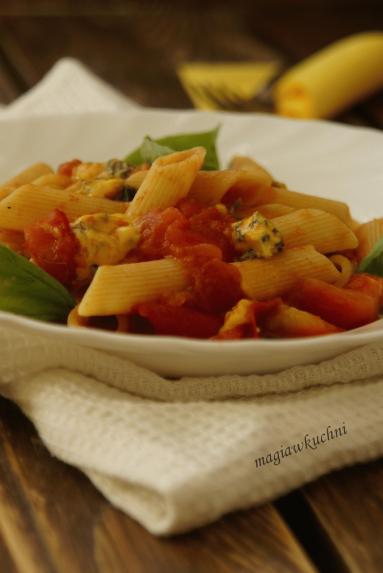 Zdjęcie - Makaron ze świeżymi pomidorami,bazylią i pleśniowym serem - Przepisy kulinarne ze zdjęciami