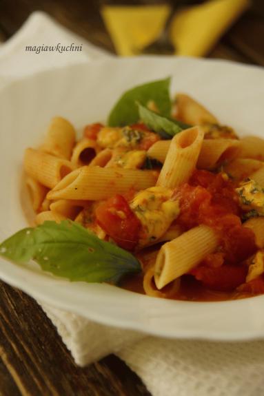 Zdjęcie - Makaron ze świeżymi pomidorami,bazylią i pleśniowym serem - Przepisy kulinarne ze zdjęciami