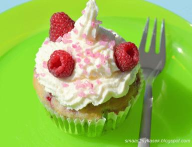 Zdjęcie - Cupcakes z malinami - Przepisy kulinarne ze zdjęciami