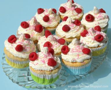 Zdjęcie - Cupcakes z malinami - Przepisy kulinarne ze zdjęciami