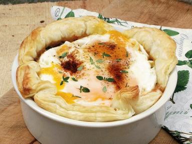 Zdjęcie - Botwina z serem pleśniowym i jajkiem zapiekana w cieście francuskim - Przepisy kulinarne ze zdjęciami