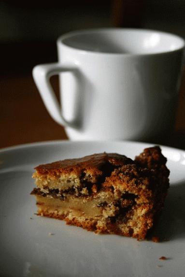 Zdjęcie - Ciasto do kawy z orzechowo-cynamonową kruszonką - Przepisy kulinarne ze zdjęciami