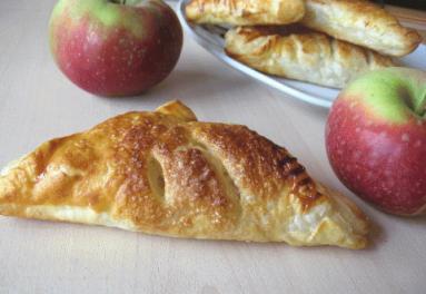 Zdjęcie - Trójkąty z ciasta francuskiego z  jabłkami - Przepisy kulinarne ze zdjęciami
