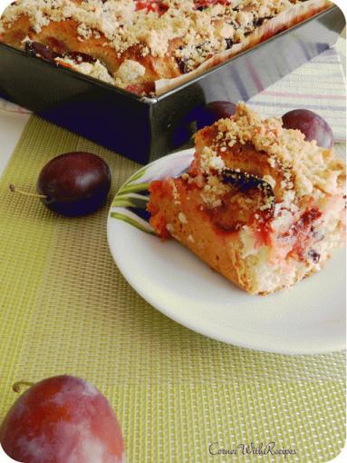Zdjęcie - Tradycyjne ciasto drożdżowe ze śliwkami i kruszonką - Przepisy kulinarne ze zdjęciami