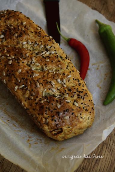 Zdjęcie - Wytrawny chlebek z chilli - Przepisy kulinarne ze zdjęciami