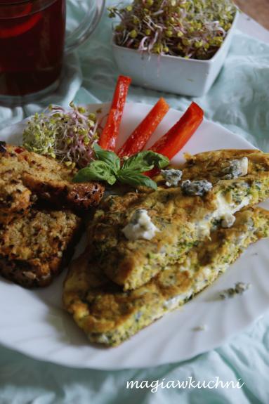 Zdjęcie - Omlet z kiełkami i serem gorgonzola - Przepisy kulinarne ze zdjęciami