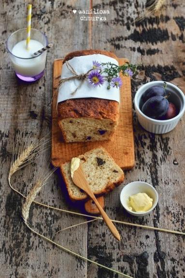 Zdjęcie - Chleb na maślance z suszonymi śliwkami - Przepisy kulinarne ze zdjęciami