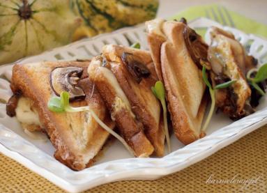Zdjęcie - Tosty z mozzarellą i grzybami leśnymi/Mushroom mozzarella sandwich - Przepisy kulinarne ze zdjęciami