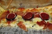 Zdjęcie - Tarta z serem pleśniowym, figami i szynką parmeńską - Przepisy kulinarne ze zdjęciami