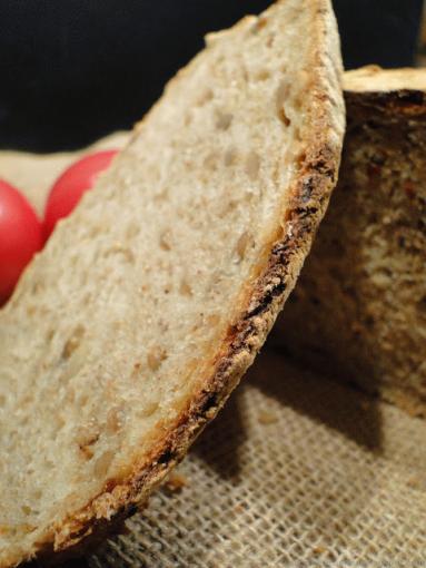 Zdjęcie - Chleb z karmelizowanym porem i pestkami - Przepisy kulinarne ze zdjęciami