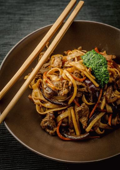 Zdjęcie - Stir-fry z wołowiną i makaronem udon - Przepisy kulinarne ze zdjęciami