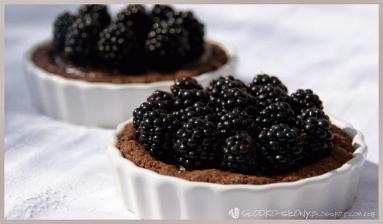 Zdjęcie - Tarta czekoladowa z jeżynami - Przepisy kulinarne ze zdjęciami