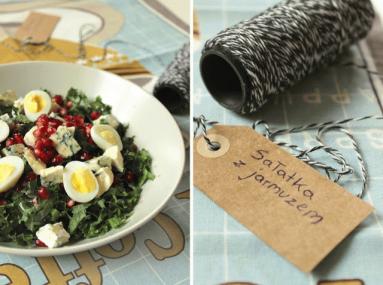 Zdjęcie - Sałatka z granatem, jarmużem, serem pleśniowym i przepiórczym jajem - Przepisy kulinarne ze zdjęciami