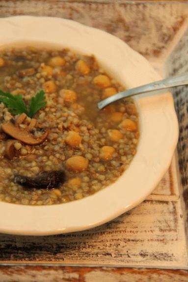 Zdjęcie - Zupa grzybowa z kaszą gryczaną i ciecierzycą - Przepisy kulinarne ze zdjęciami