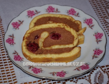Zdjęcie - Rolada z kremem czekoladowym i wiśniami - Przepisy kulinarne ze zdjęciami