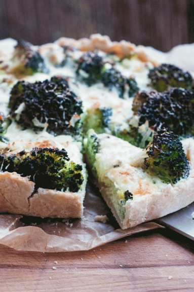 Zdjęcie - Tarta z brokułami i serem pleśniowym - Przepisy kulinarne ze zdjęciami