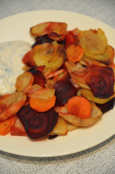 Zdjęcie - Pieczone warzywa korzeniowe z sosem jogurtowo-ziołowym - Przepisy kulinarne ze zdjęciami
