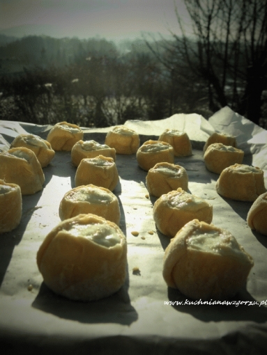 Zdjęcie - Drożdżówki z serem mini - Przepisy kulinarne ze zdjęciami