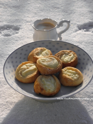 Zdjęcie - Drożdżówki z serem mini - Przepisy kulinarne ze zdjęciami