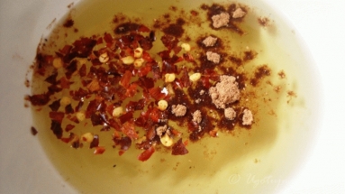 Zdjęcie - Korzenne śledzie ze śliwkami, chili i olejem rzepakowym - Przepisy kulinarne ze zdjęciami