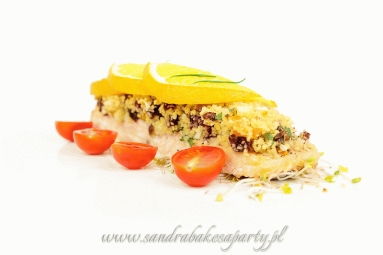Zdjęcie - Zapiekany łosoś z chrupiącą kruszonką z kaszy kuskus, suszonych owoców i migdałów - Przepisy kulinarne ze zdjęciami