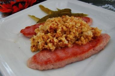 Zdjęcie - Kasza z suszonymi pomidorami podana na grillowanej białej kiełbasie - Przepisy kulinarne ze zdjęciami