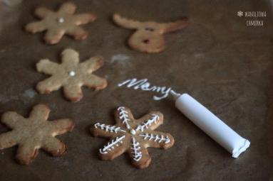 Zdjęcie - Miodowe ciasteczka pachnące Świętami i życzenia - Przepisy kulinarne ze zdjęciami