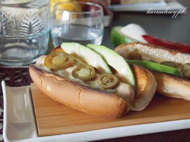 Zdjęcie - Hot dogi z sosem serowym z chili i awokado/Green chile avocado hot dogs with cheese sauce - Przepisy kulinarne ze zdjęciami