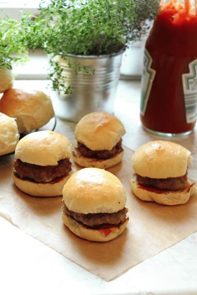 Zdjęcie - Mini burgery z Gotowych na wszystko - Przepisy kulinarne ze zdjęciami