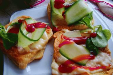 Zdjęcie - Tosty w cieście naleśnikowym z serem i warzywami - Przepisy kulinarne ze zdjęciami