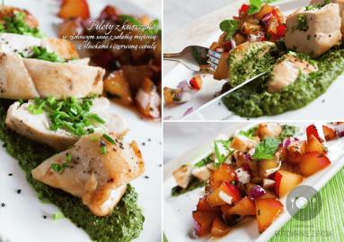 Zdjęcie - Filety z kurczaka w ziołowym sosie z sałatką miętową ze śliwkami i  czerwoną cebulą - Przepisy kulinarne ze zdjęciami