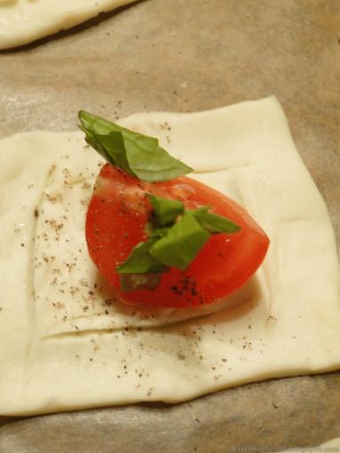 Zdjęcie - Poduszeczki z pomidorkiem: Styczniowe Wyzwanie Blogerek i Blogerów - Przepisy kulinarne ze zdjęciami