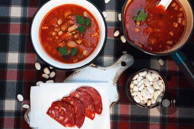 Zdjęcie - Zupa z trzema rodzajami fasoli, pomidorami na wędzonym boczku i  kiełbasce chorizo - Przepisy kulinarne ze zdjęciami