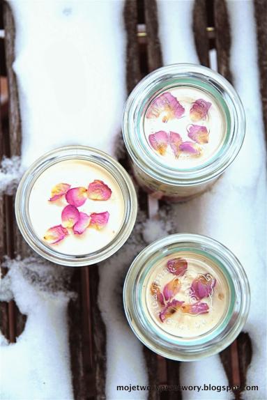 Zdjęcie - Różano-waniliowe serniczki na zimno z truskawkami - Przepisy kulinarne ze zdjęciami