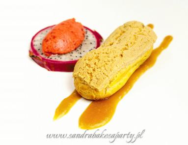 Zdjęcie - Eklerki z kremem i syropem z Lady Grey i wanilią, podane z sorbetem truskawkowym i owocami - Przepisy kulinarne ze zdjęciami