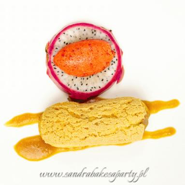 Zdjęcie - Eklerki z kremem i syropem z Lady Grey i wanilią, podane z sorbetem truskawkowym i owocami - Przepisy kulinarne ze zdjęciami