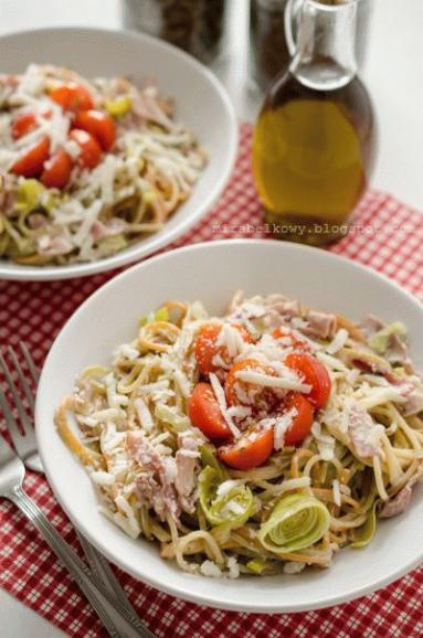 Zdjęcie - Spaghetti z porem, szynką i mascarpone - Przepisy kulinarne ze zdjęciami