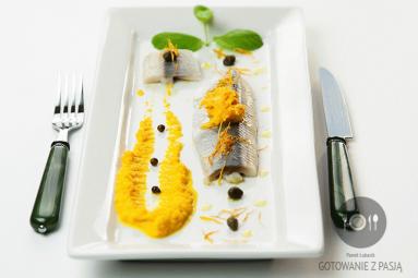 Zdjęcie - Śledzie z kremem marchewkowo-pomarańczowym z chrzanem oraz dodatkiem  kaparów i marynowanego zielonego pieprzu z suszonym nagietkiem - Przepisy kulinarne ze zdjęciami