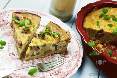 Zdjęcie - Tarta żurkowa z białą kiełbasą, gotowanymi ziemniakami oraz majerankiem - Przepisy kulinarne ze zdjęciami