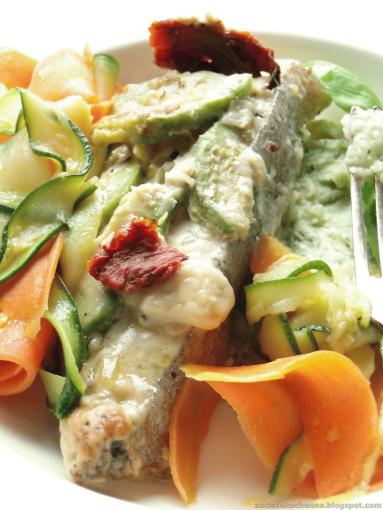 Zdjęcie - Halibut z avocado  i tagliatelle cukiniowo - marchewkowym - Przepisy kulinarne ze zdjęciami