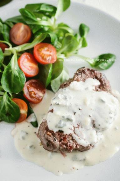 Zdjęcie - Steki z polędwicy wołowej z sosem gorgonzola - Przepisy kulinarne ze zdjęciami