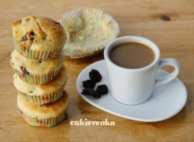 Zdjęcie - Muffinki sernikowe z suszonymi wiśniami - Przepisy kulinarne ze zdjęciami