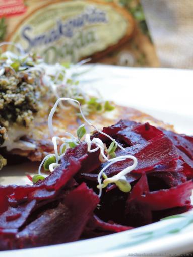 Zdjęcie - Dorsz w orzechowo-ziołowej panierce z buraczanymi wstążkami - Przepisy kulinarne ze zdjęciami