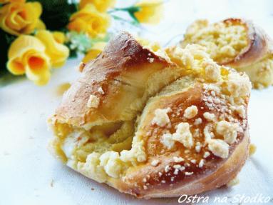 Zdjęcie - Drożdżówki z serem i kruszonką - Przepisy kulinarne ze zdjęciami