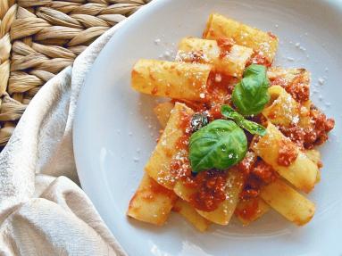 Zdjęcie - Rigatoni ze słodkim sosem z kiełbasy i  pomidorów - Przepisy kulinarne ze zdjęciami
