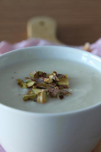 Zdjęcie - Zupa kalafiorowo-selerowa i pistacje - Przepisy kulinarne ze zdjęciami