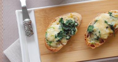 Zdjęcie - Welsh Rarebit – brytyjska grzanka z serem i szpinakiem - Przepisy kulinarne ze zdjęciami