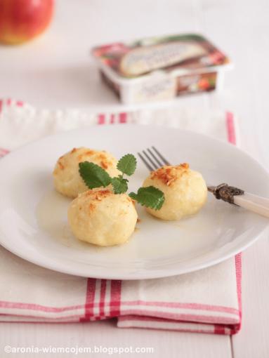 Zdjęcie - Smakowite knedle serowe z jabłkami i cebulką - Przepisy kulinarne ze zdjęciami