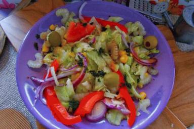 Zdjęcie - Sałata lodowa z mnóstwem warzyw polana octem balsamicznym - Przepisy kulinarne ze zdjęciami